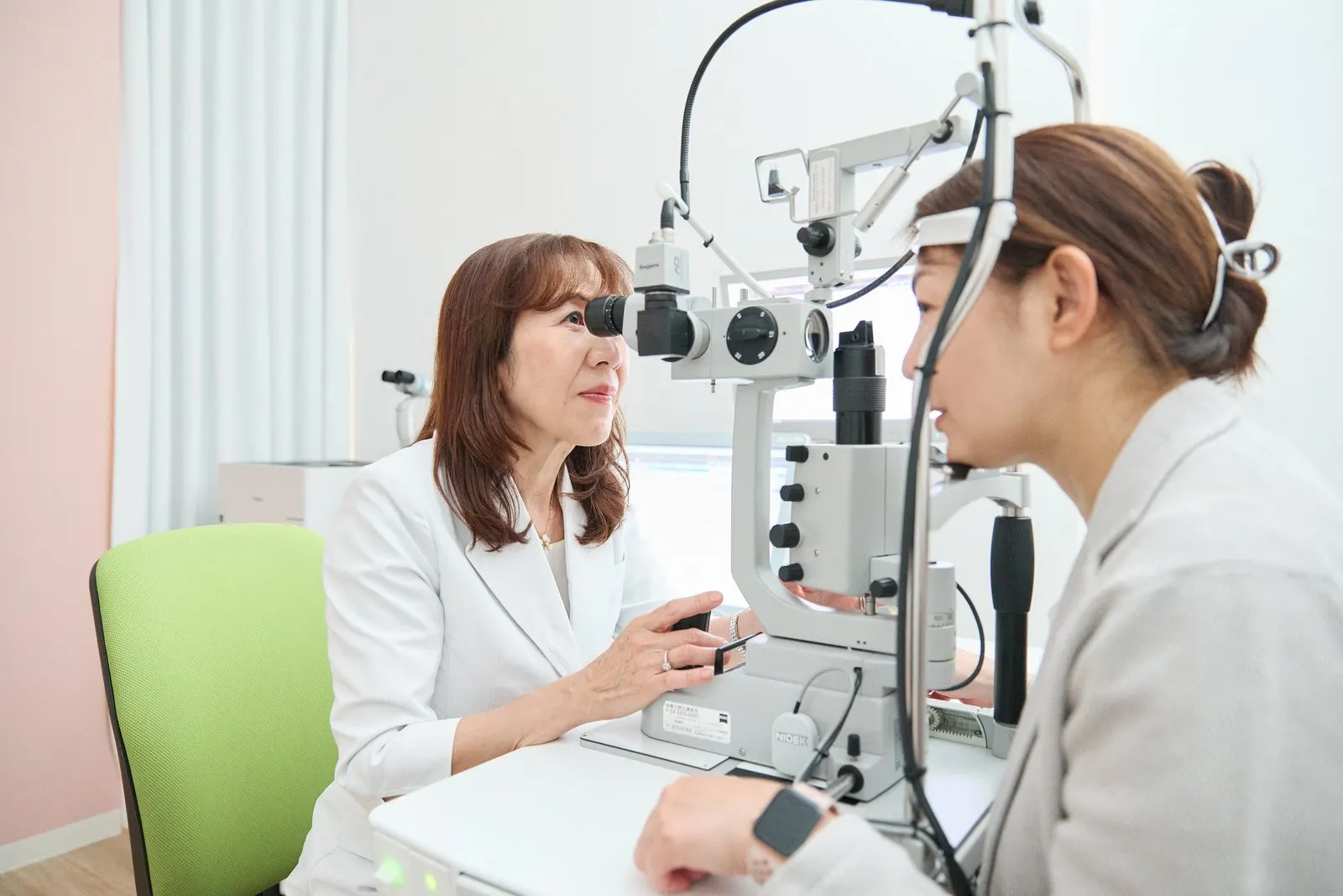 細隙灯顕微鏡で目の状態を確認している様子