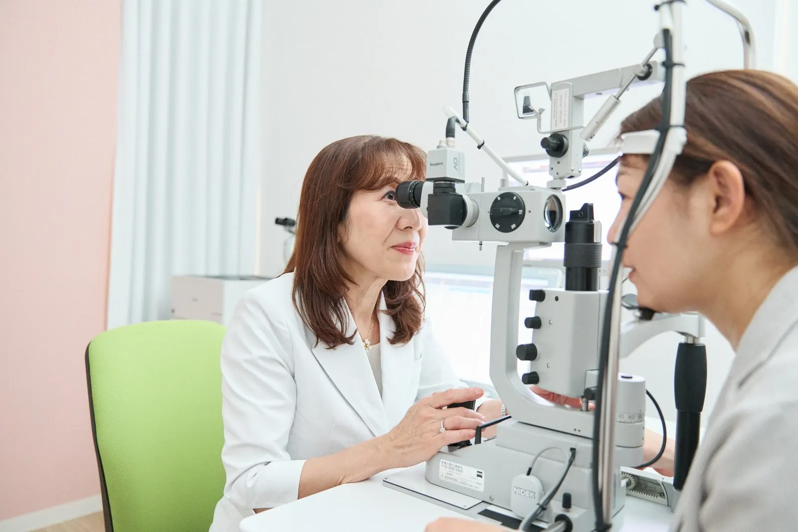 細隙灯顕微鏡で目の奥を診ている様子