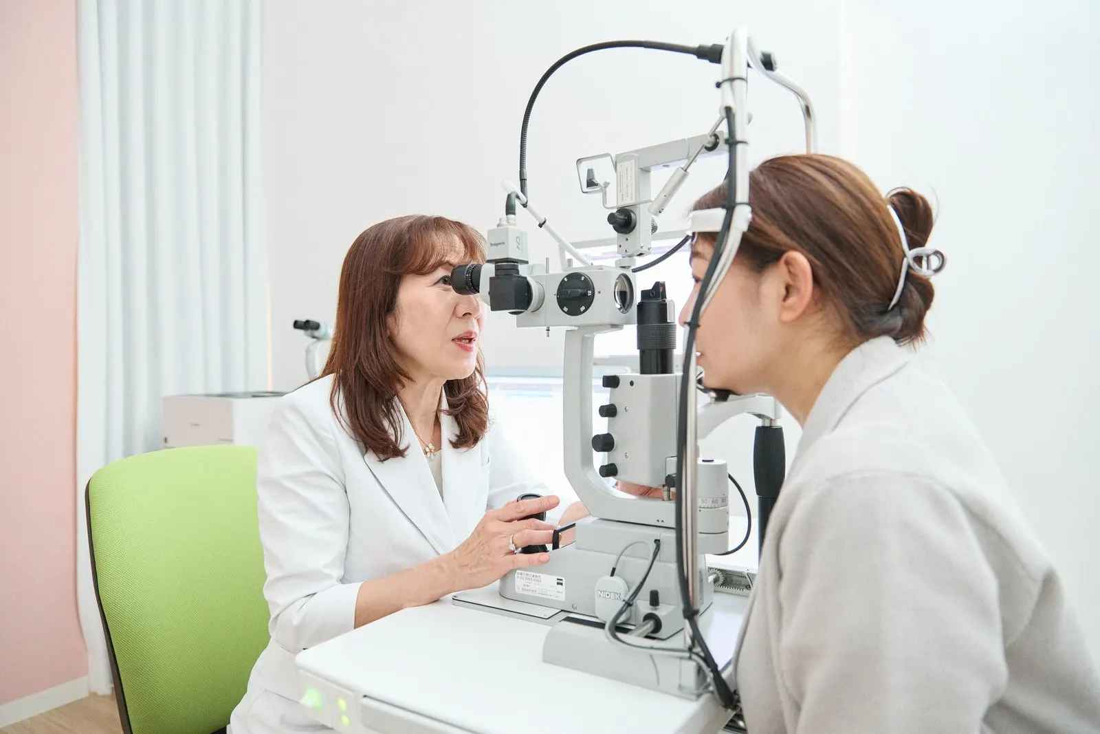 細隙灯顕微鏡で目の表面を診ている様子