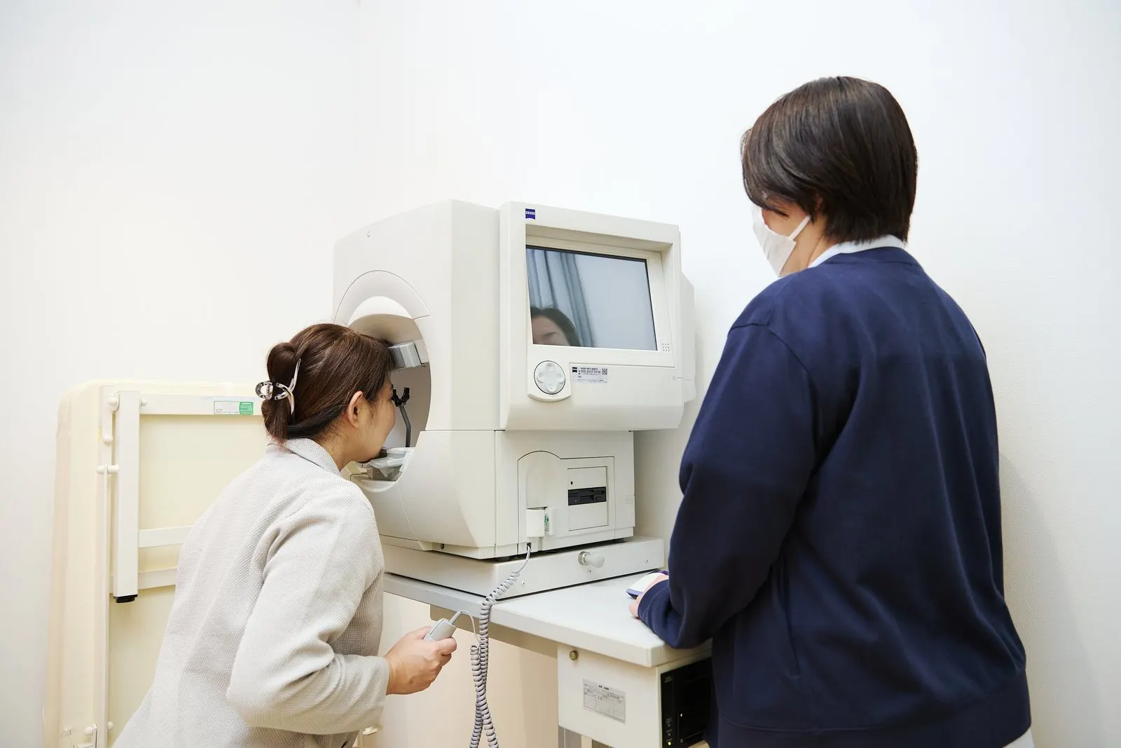 視野検査を受けている様子